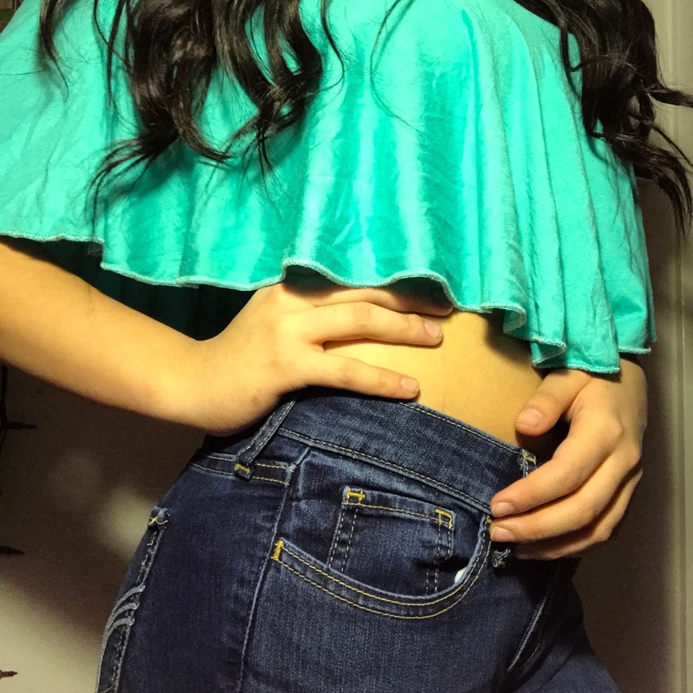 Blue off the shoulder crop top😘